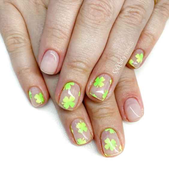 Minimalist Clover Accent Nails