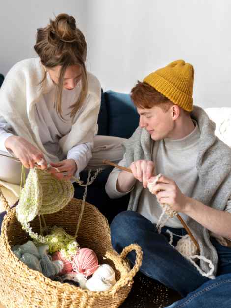 couple knitting together