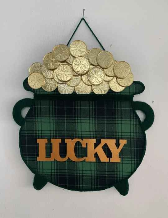 Leprechaun’s gold wreath with green and gold accents